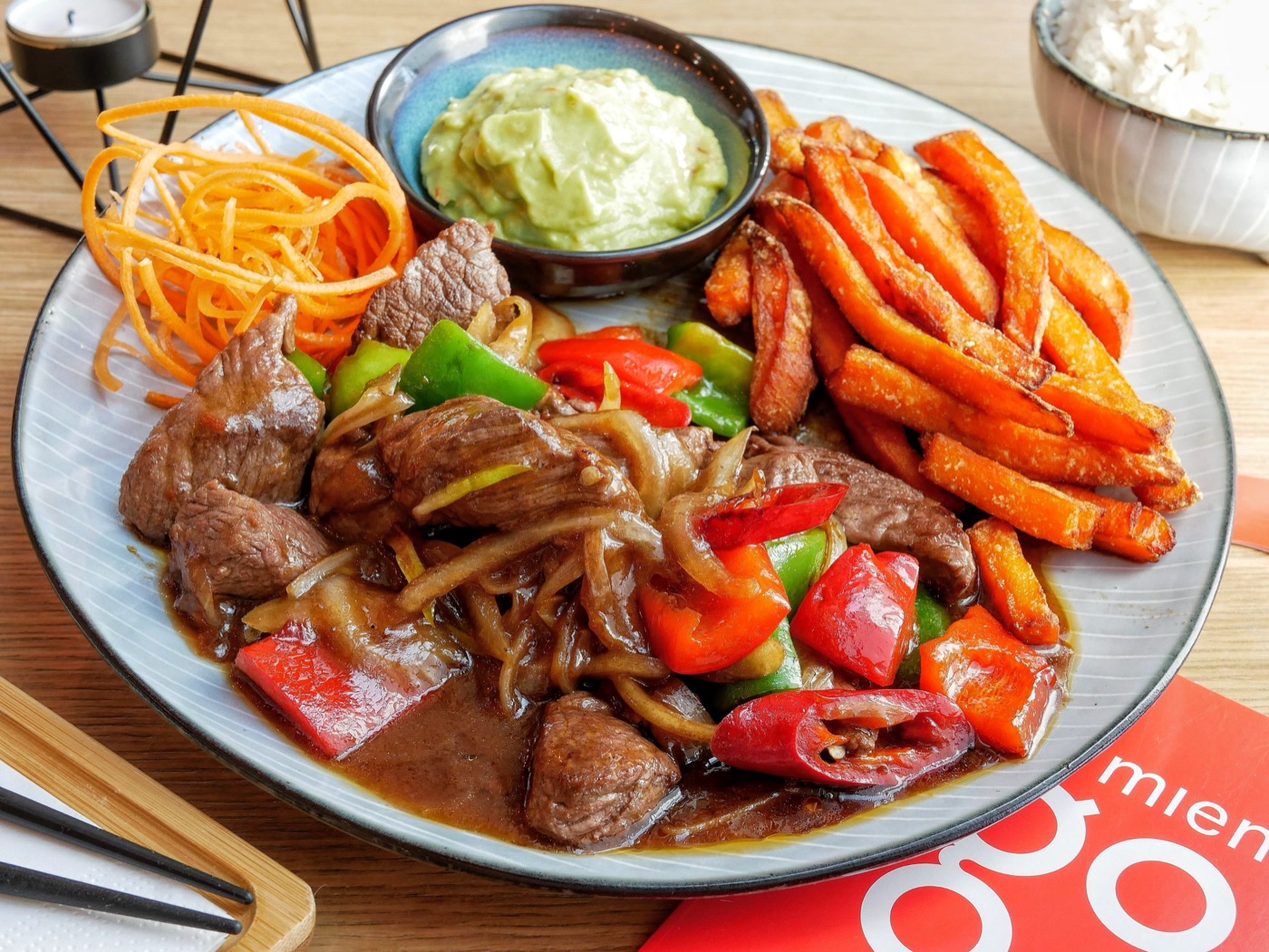 Poké Bowl mit Reis, Gemüse und Fleisch