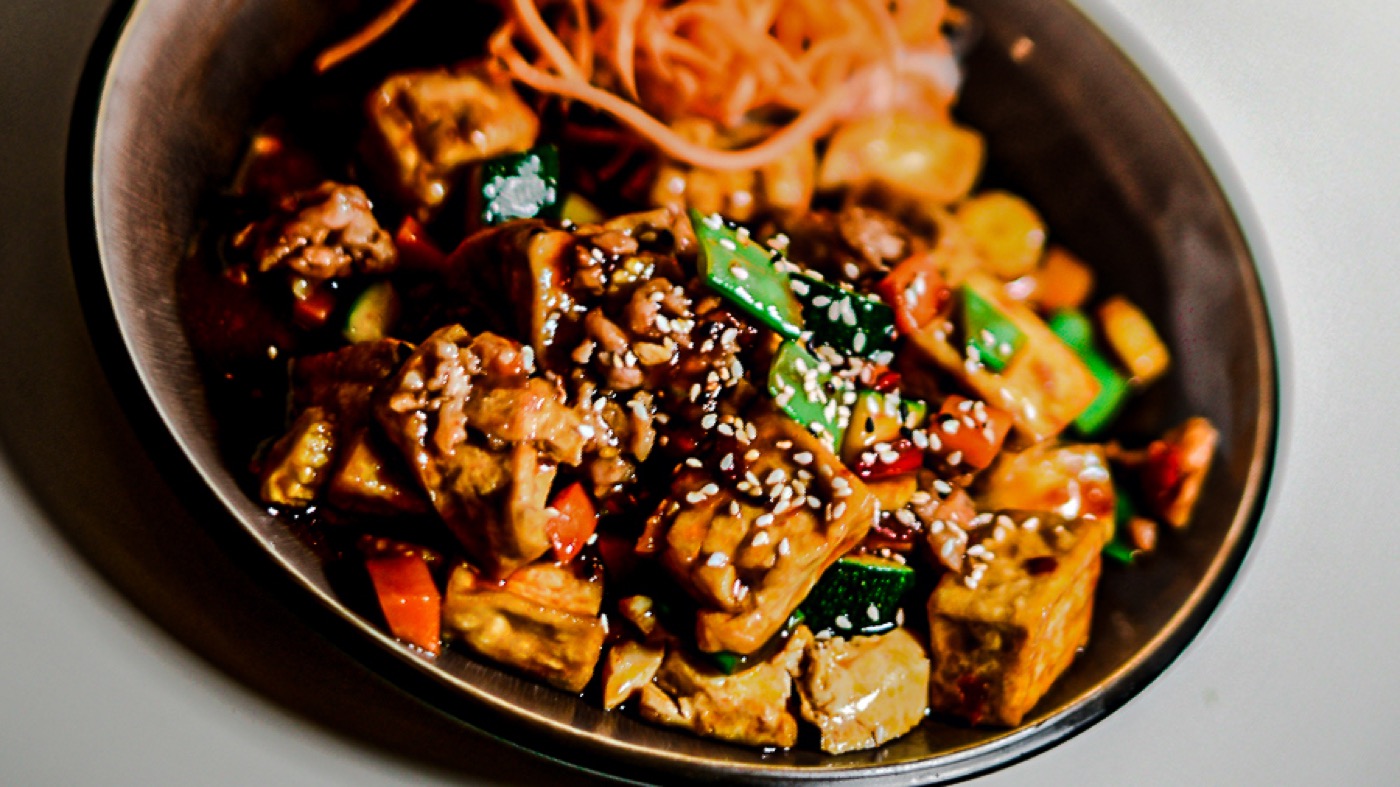 Wok-Gericht mit Gemüse und Sesam bei go DC Tower